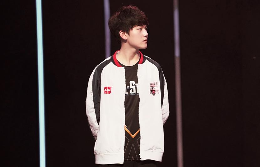 土豪粉为JKL登上LPL两周年送应援礼物，极尽奢华，阿水太幸福了