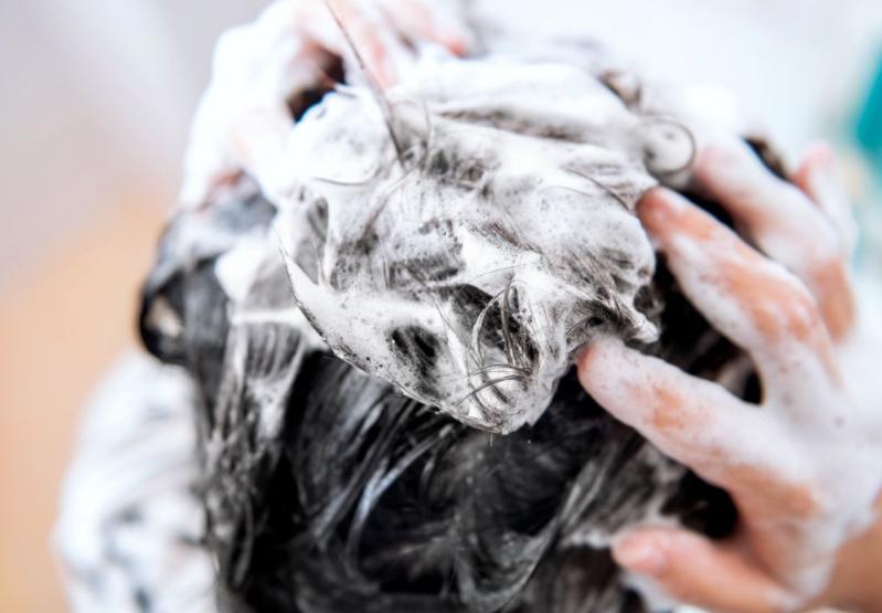 想让油性发质有所改善，做到这4点是关键！从此头发不再油腻腻