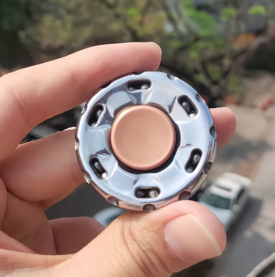 这个指尖陀螺不仅能转，还能啪啪啪？