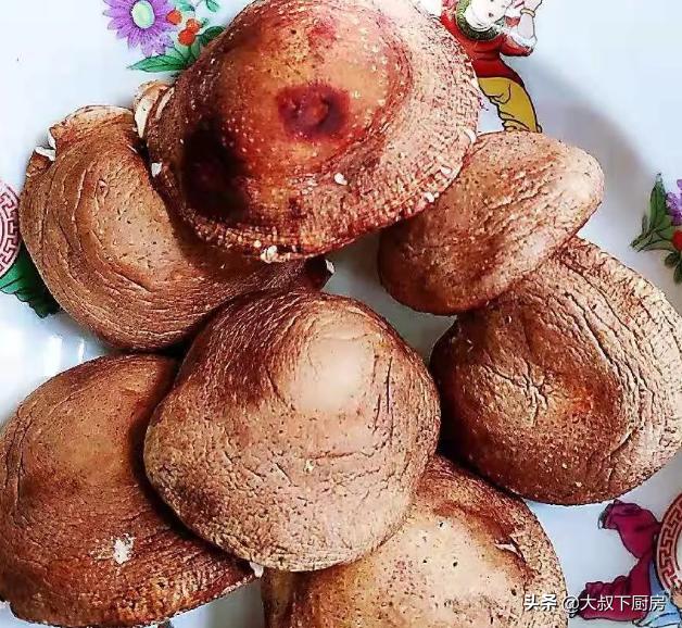 西兰花炒牛肉丝瓜炒口蘑,家常炒菜的蘑菇