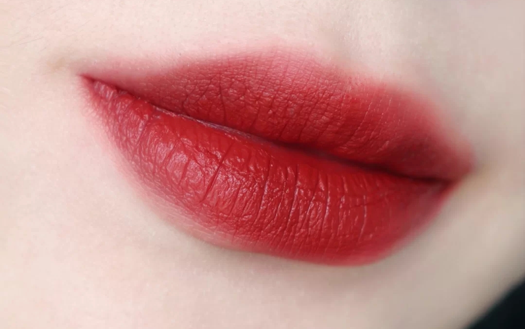 嘴唇有唇纹该如何淡化,嘴唇干唇纹深怎么改善
