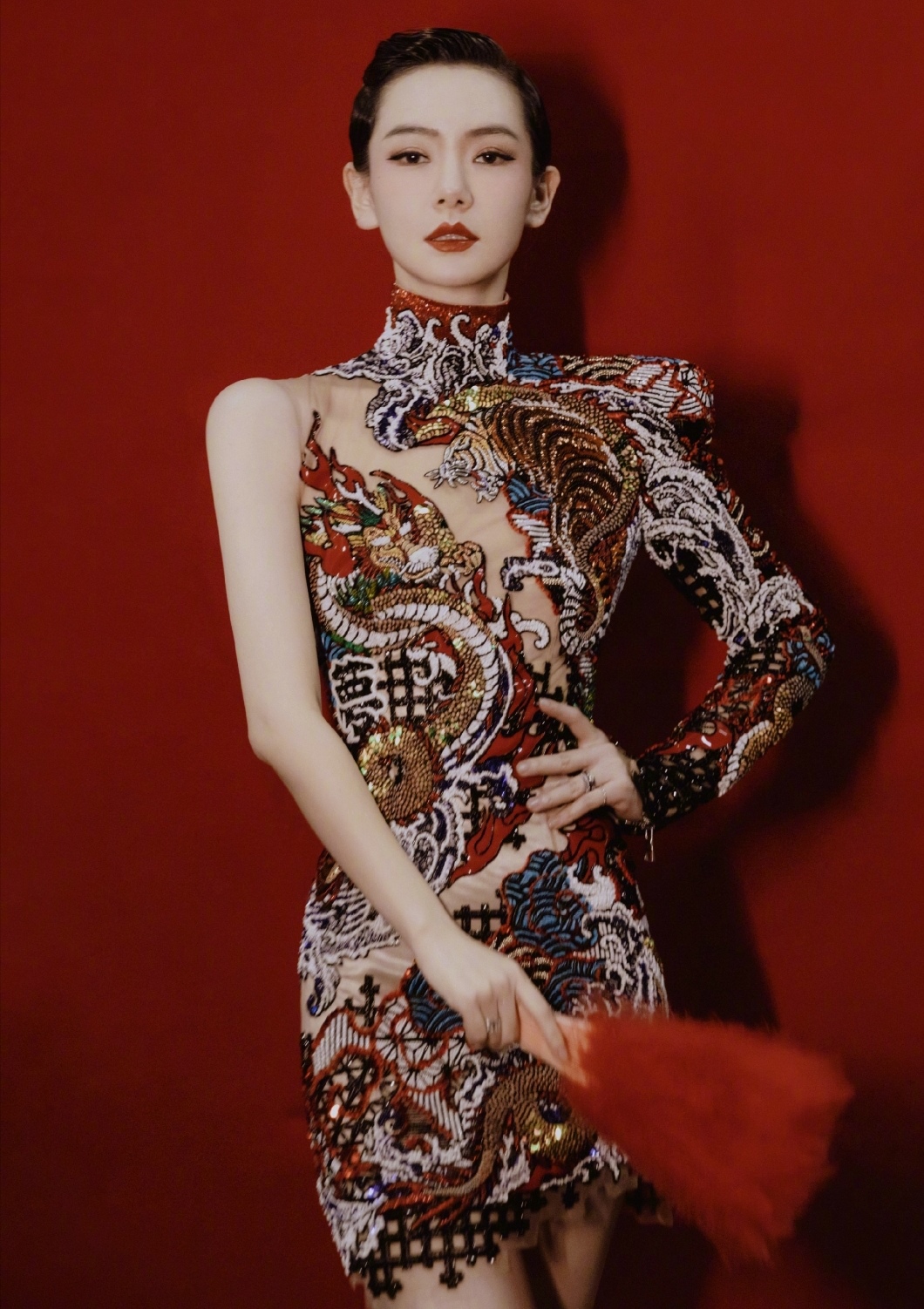 戚薇的时尚真看不懂，穿T恤配“太空被”凹造型，一般人真不敢穿