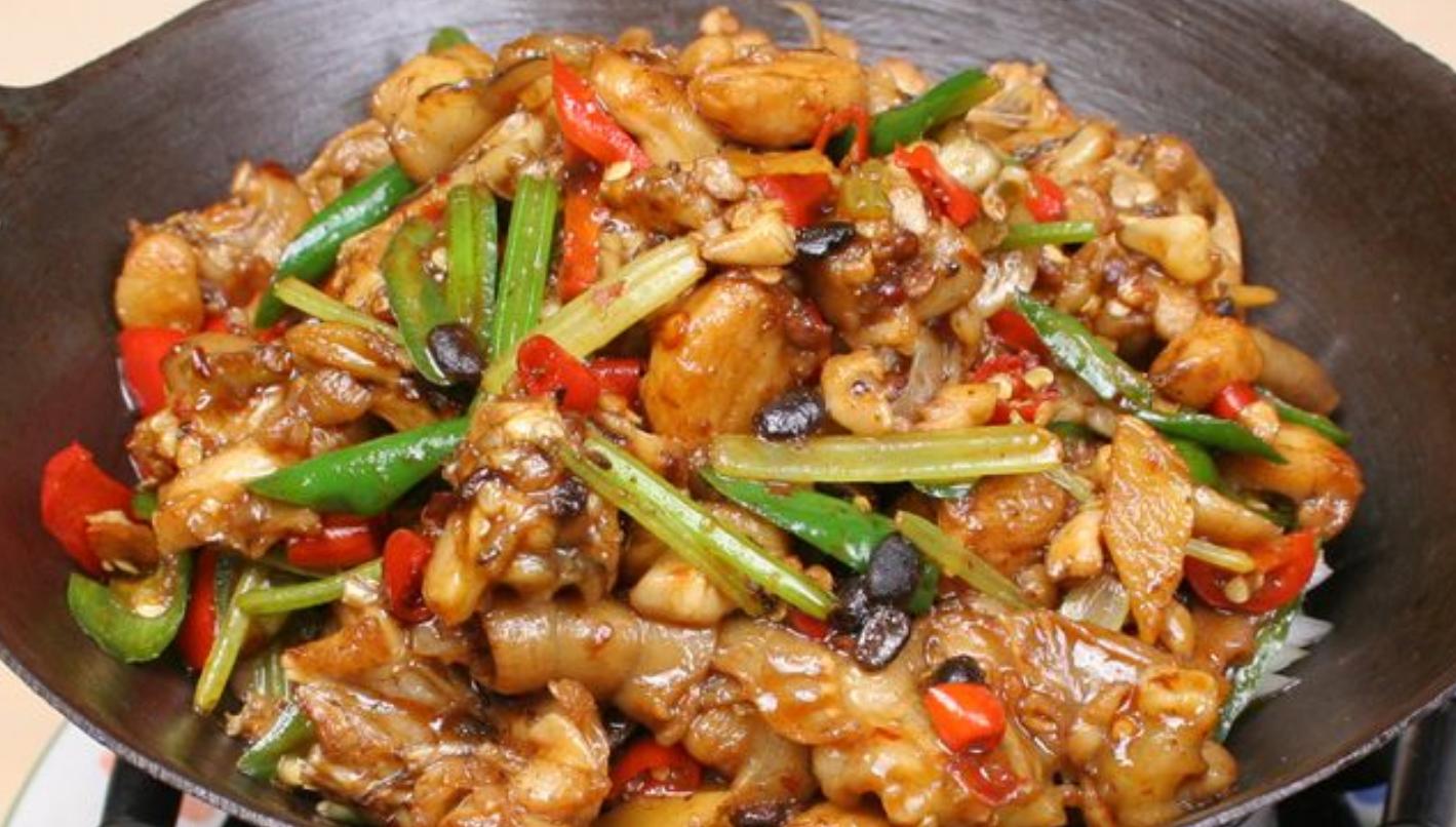 爆炒牛蛙真的绝了下酒下饭的好菜,酸菜炒牛蛙酸辣开胃下饭太香了