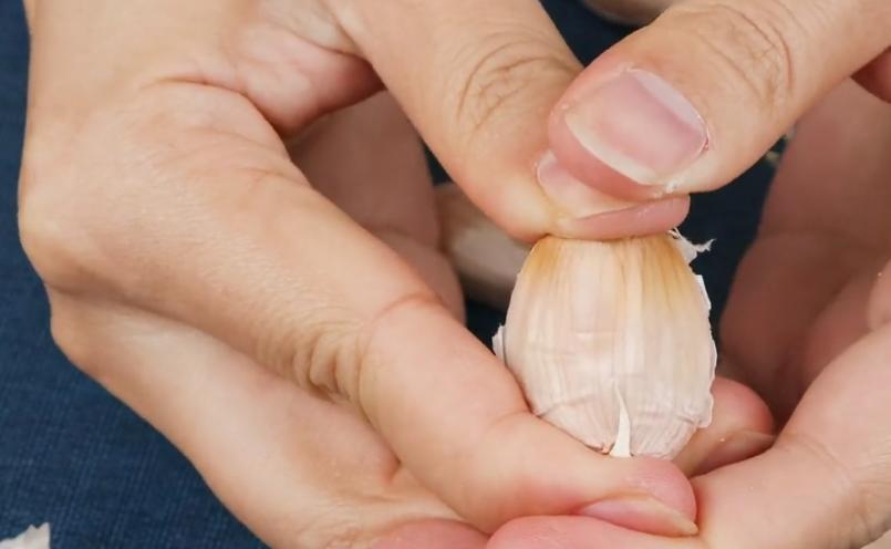 大蒜去皮看准这个小机关，一次剥一颗，30年保姆拿手绝活，真实用