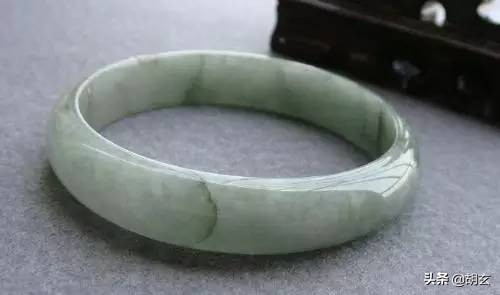 翡翠手镯的裂纹和生长纹如何区分,有裂纹的翡翠手镯是什么价格