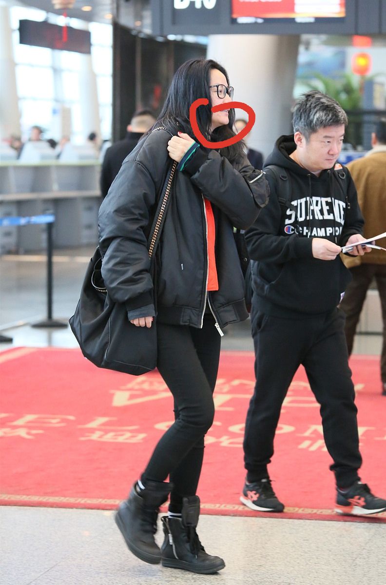 瞿颖独自现身走机场，造型超模范依旧，素颜皮肤沧桑痘印太明显