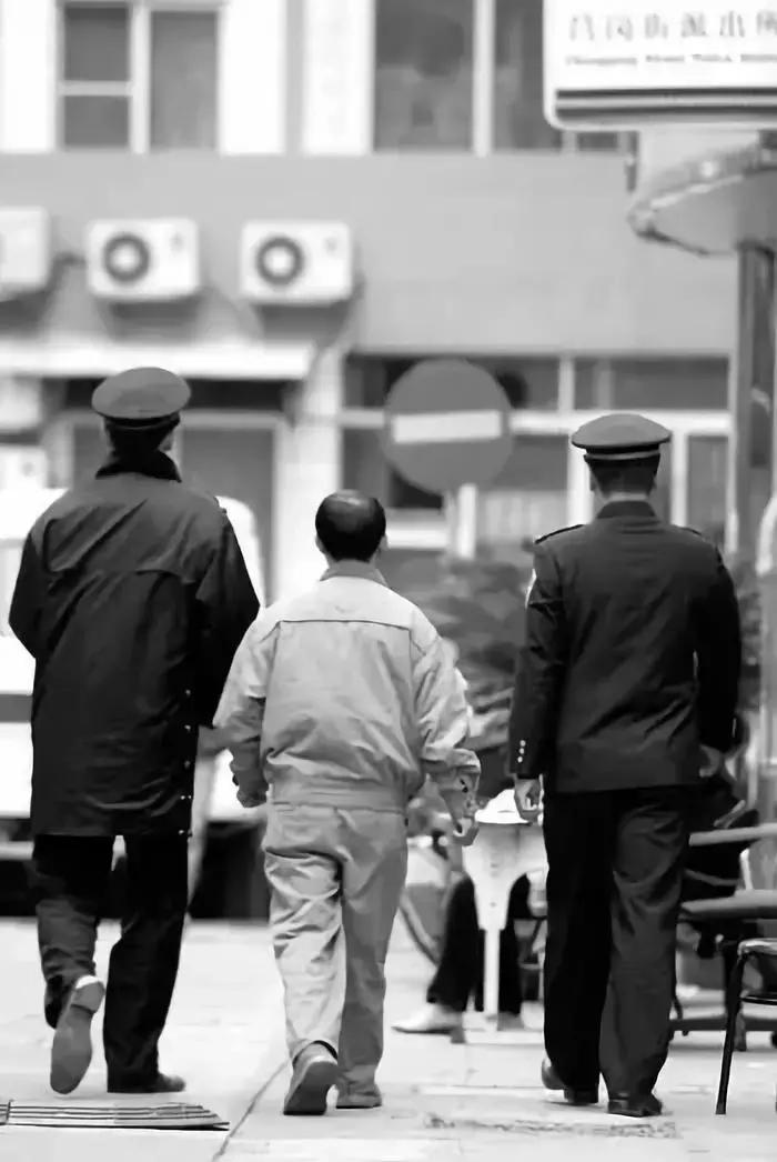 骗爸爸开法拉利,骗着父母的钱拿去赌博