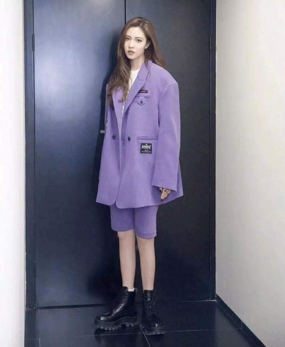 一点也不热，酷妹的马丁靴里都有空调