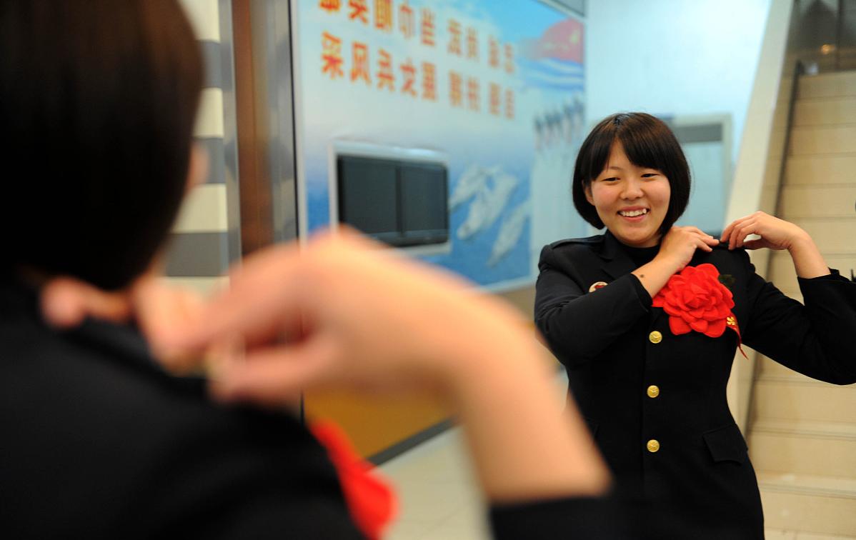 大学当兵报地方还是学校名额好,女艺术专科当兵大一好还是大二好