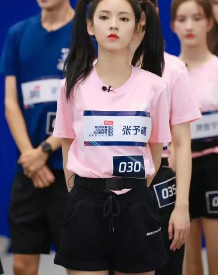 怎么让腿变得又细又直张予曦,张予曦穿长筒袜看不到赘肉