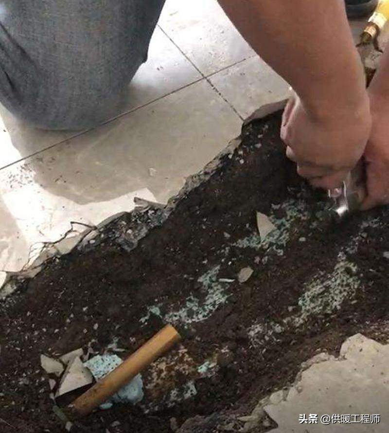 暖气片熏黑墙面，地暖维修麻烦，装这种暖气去除了他们很多缺陷