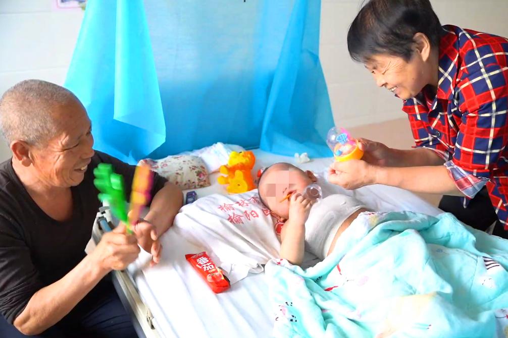 小女孩儿烧伤植皮,烧伤女婴被遗弃后续