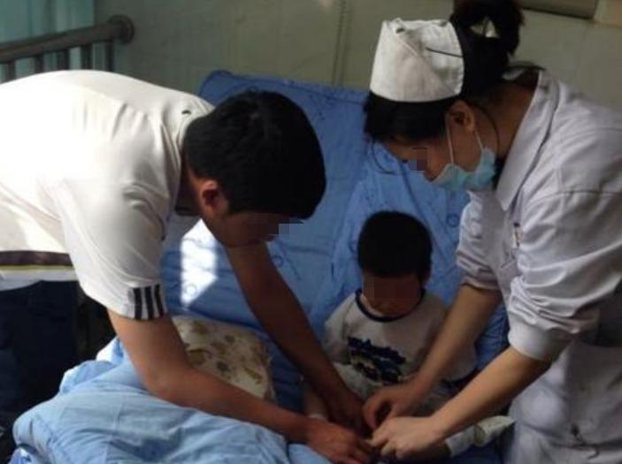 宝宝不小心吞了一根烟头,宝宝不小心吞了他爸爸的烟头