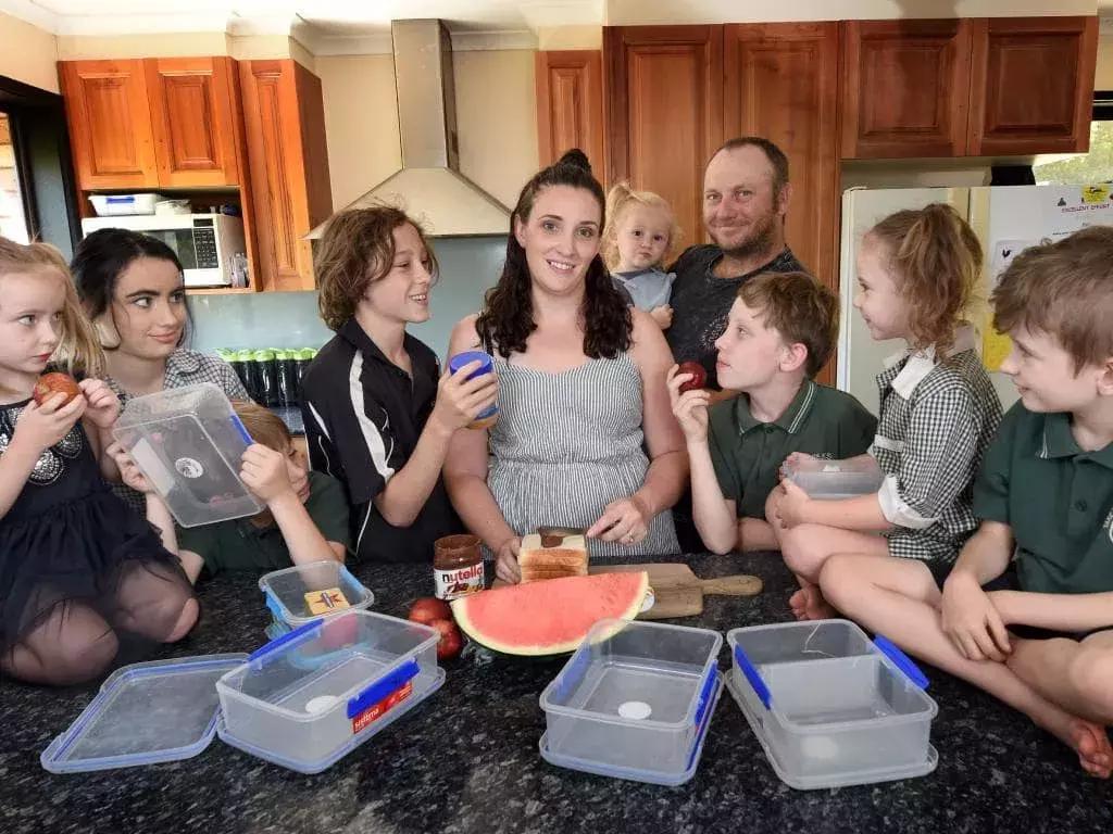 开学了家长为孩子交学费,开学家长花费