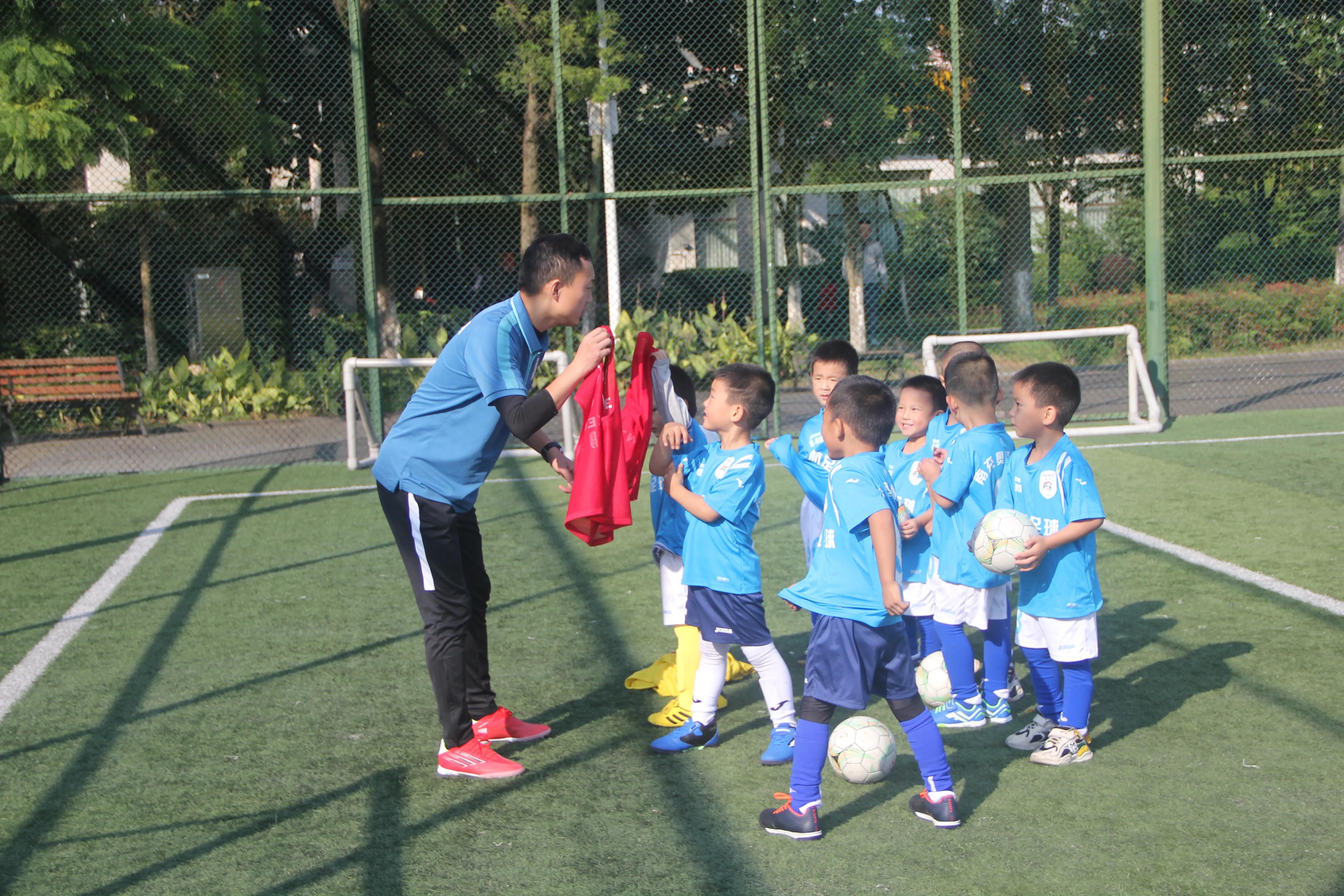 青少年足球联赛快乐启幕,南充奥航杯足球联赛