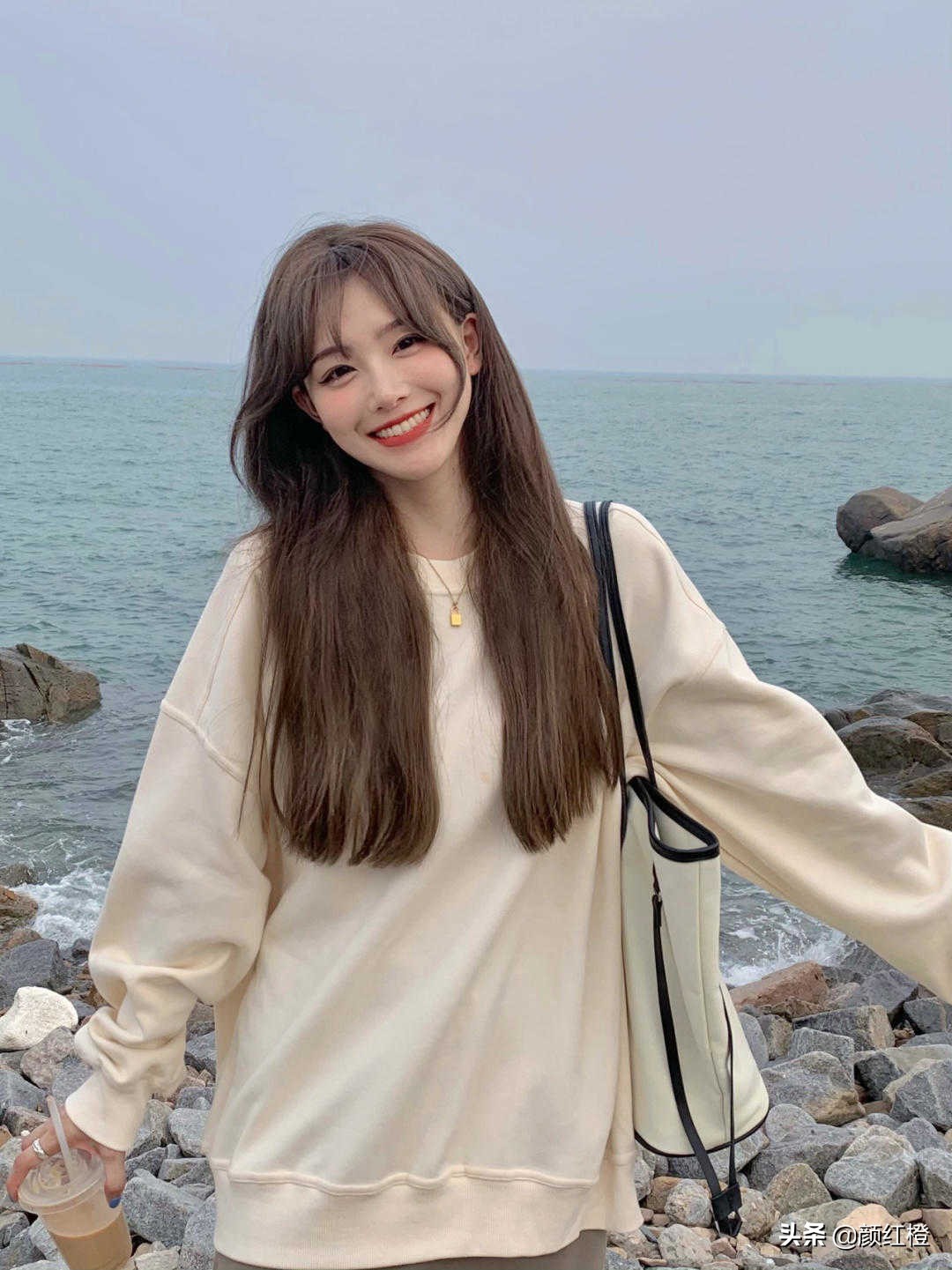 秋天的卫衣搭配思路,秋天卫衣这样穿个性时髦又减龄