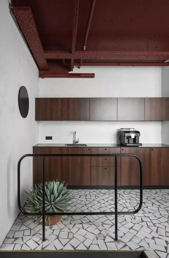 瓷砖破了能补吗,瓷砖裂了可以换么