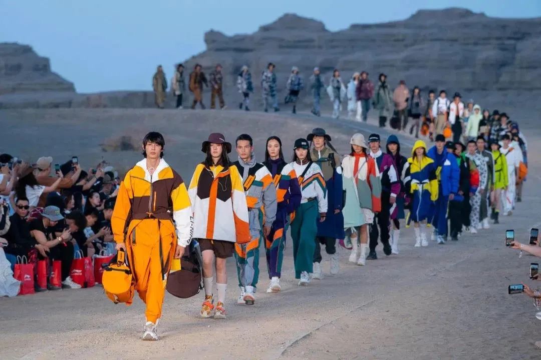 nike合作款羽绒服,nike联名湖人羽绒服