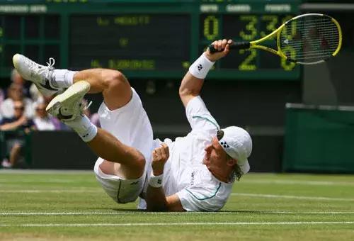 网球球员摔倒,网球拍摔地上反弹接住