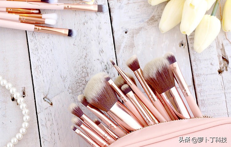 再不清洗你的化妆工具，可能会长痘过敏