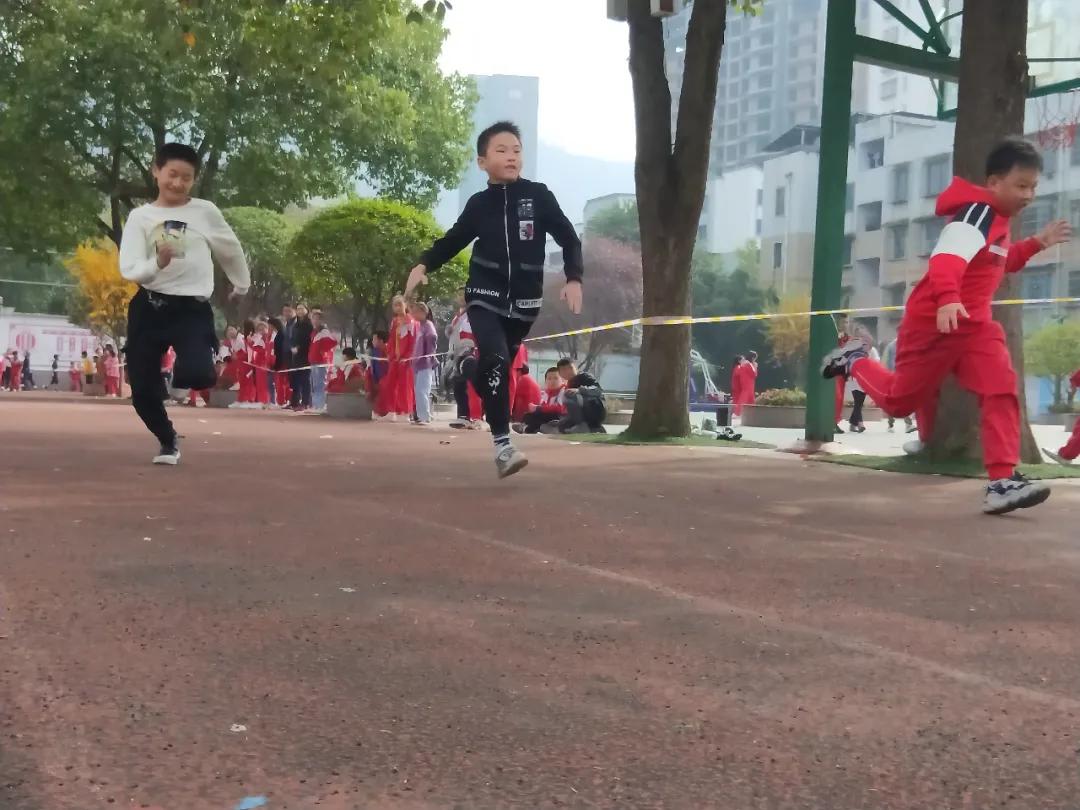 向日葵、比卡丘,嗨翻桐梓这些学校