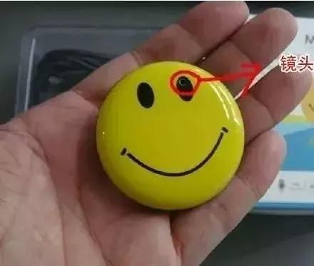 女孩们，小心你们裙底的镜头