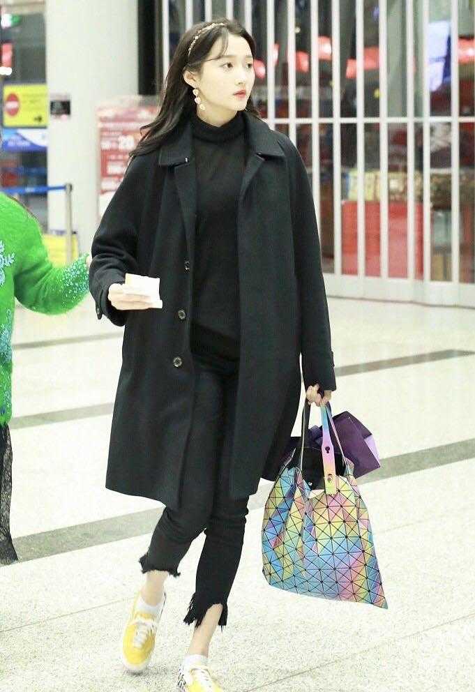 关晓彤白色帆布鞋,关晓彤穿黑色帆布鞋