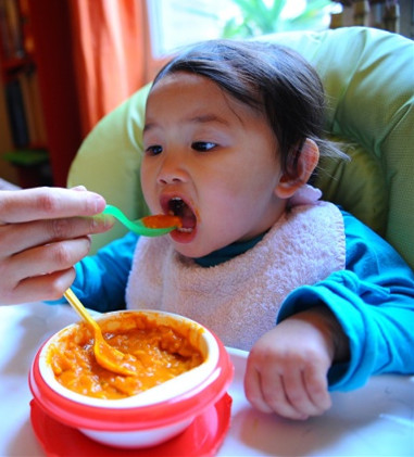 不让宝宝触碰脏东西,家长这四大习惯对宝宝有害