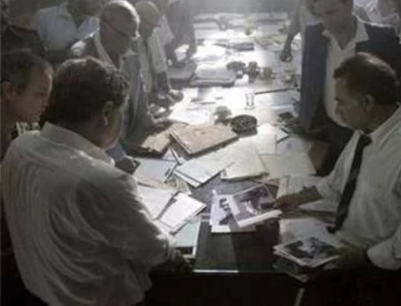 1980年,在一次教科书般的刺杀行动中,独裁者索摩查当街殒命