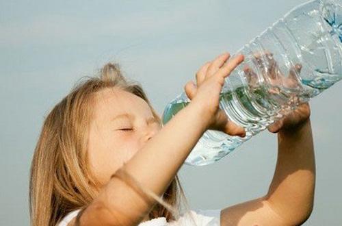 孩子误食502胶怎么办,宝宝误食502胶水有危险吗