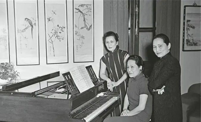 毛主席逝世追悼会上，举国致哀站立吊唁，为何有一人会坐着参加？