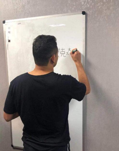 成为真正中国人！球迷送埃尔克森中文名字帖，已能说简单汉语