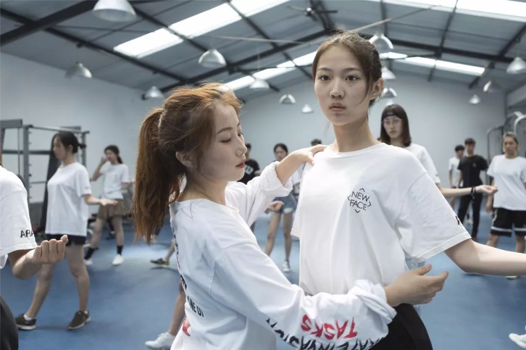 同样是艺术为什么差距那么大,同样是模特为啥气质差距那么大