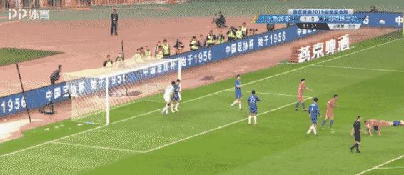 佩莱看跪了!鲁能26岁前锋身前2米无人防守一脚射门踢出界外