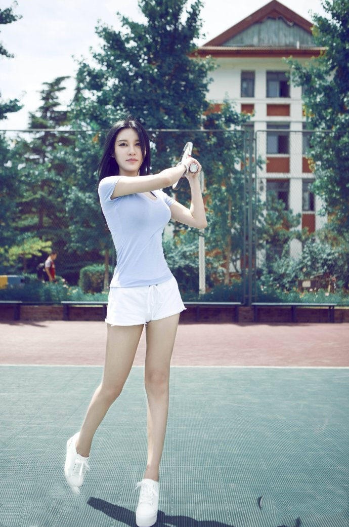 她是最美足球宝贝,一记“胸夹手机”走红,网友追问:手机卖不