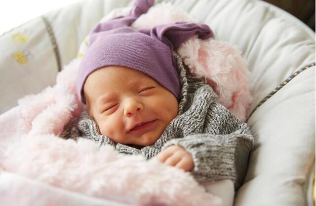 宝宝头型睡偏了怎么办一岁,宝宝头型睡右侧偏了怎么办