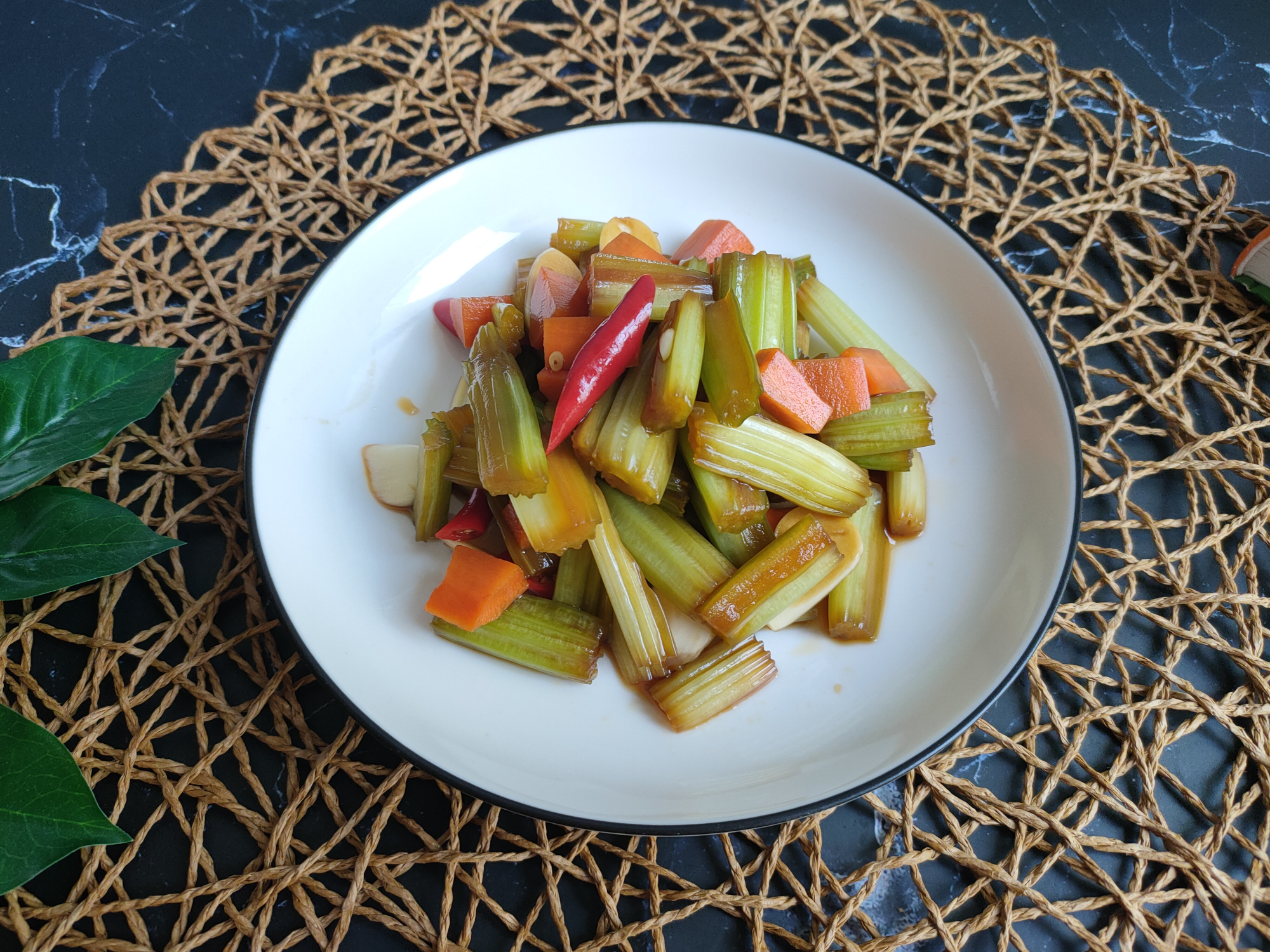 奶奶腌芹菜,奶奶腌的老咸菜