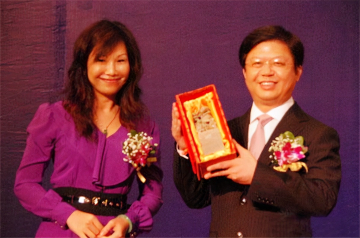 女洗碗工的崛起：在男人堆里缠斗了12年，如今账上躺着190亿