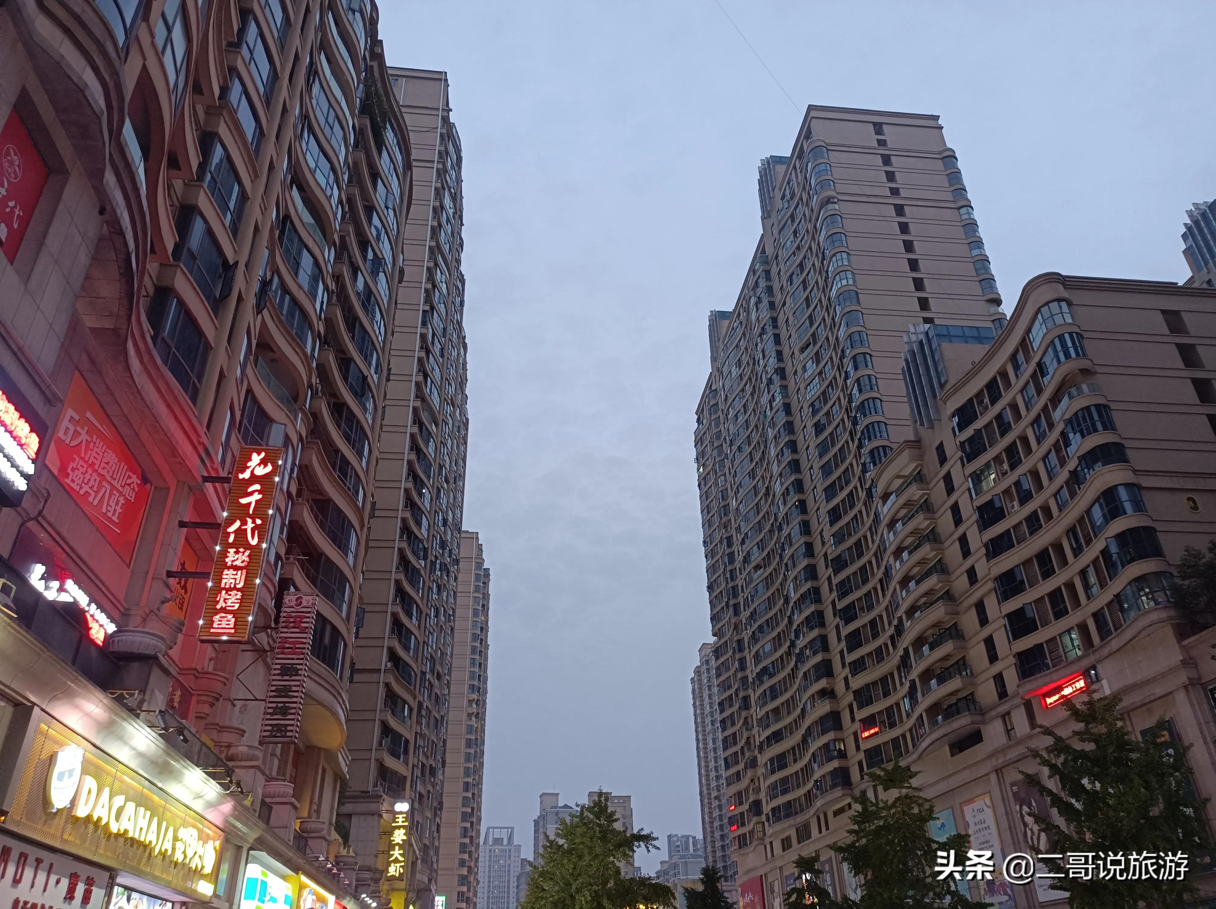 郑州金水区有个“奇怪”的广场，曾经繁华喧嚣，如今逐渐萧条