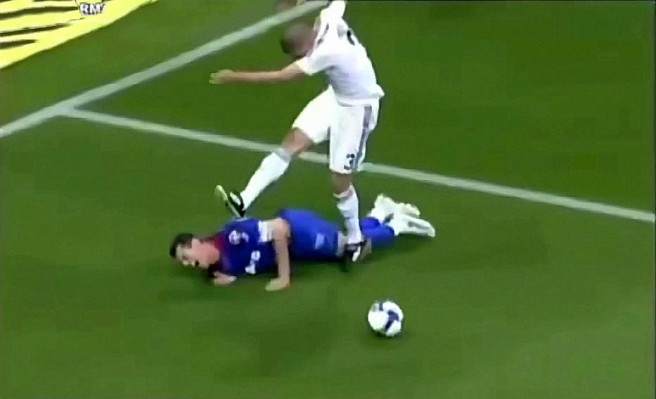 盘点那些看着都痛的合集,看着都疼足坛中的暴力犯规