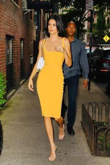 夏天雪纺裙子露肩怎么办 (夏天露肩衣服怎么处理)