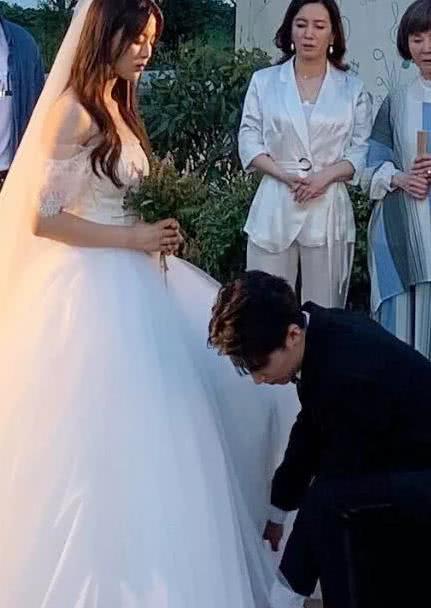 许魏洲杨超越发布会,许魏洲帮杨超越整理裙子