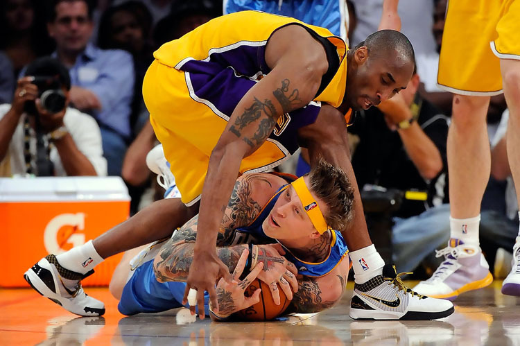 科比zk4季后赛上脚的照片,科比zk4紫金真假对比