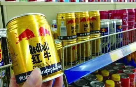 31年卖750亿罐，这款饮料造就两个首富一个巨富，光名字就值500亿