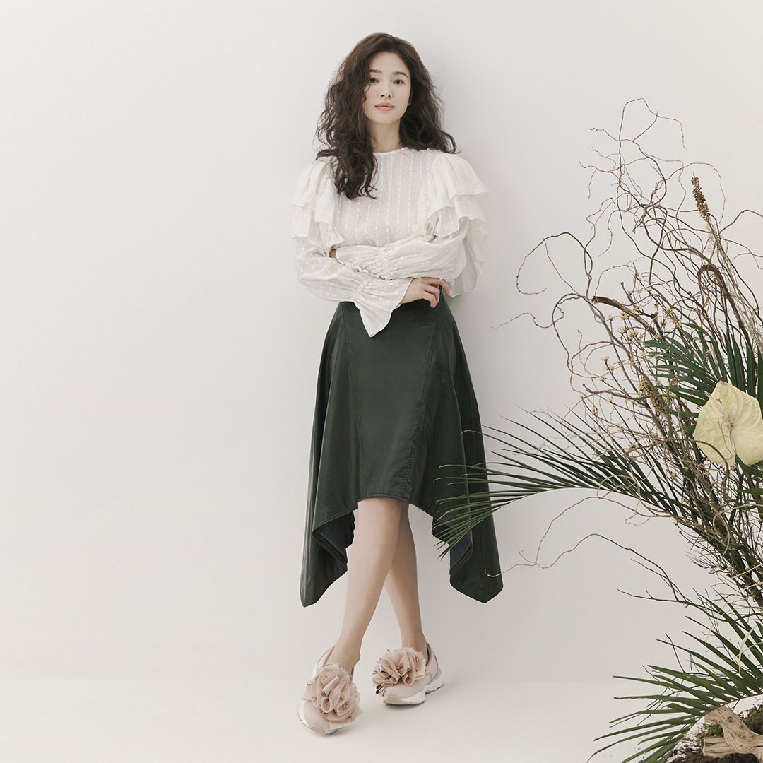 恢复单身后更自信迷人：宋慧乔顶美人鱼波浪卷发，拍女鞋春季广告