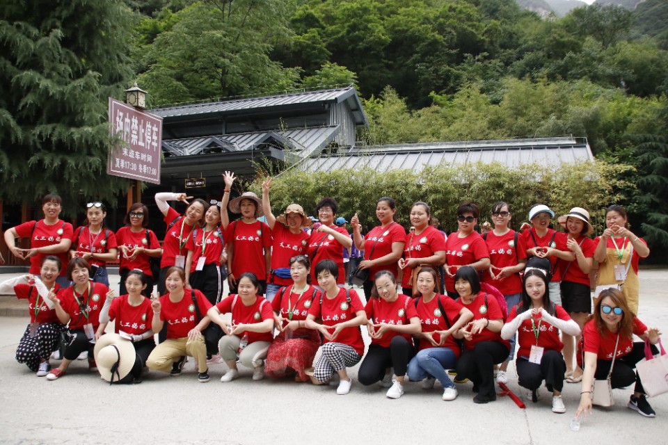 610名可爱的孩子在少华山共绘70米中华龙、千人高歌中国梦！