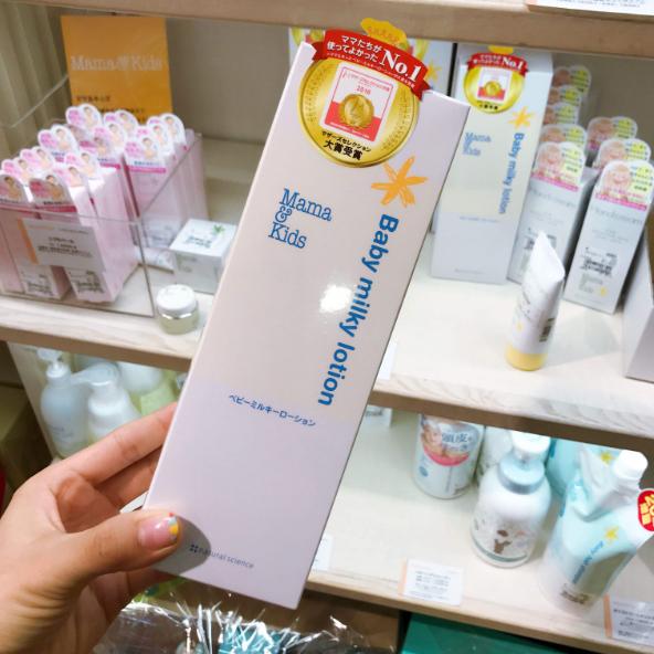 张馨予广州街边遛狗被偶遇,张馨予怀孕牵狗照