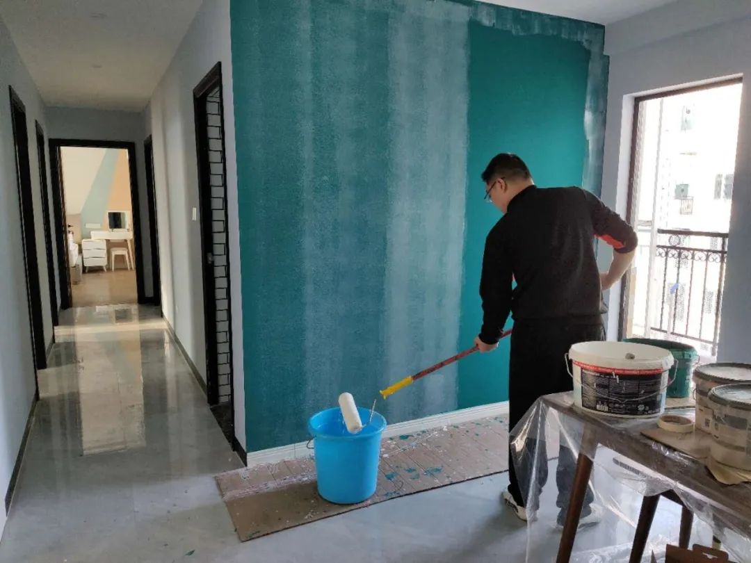 刮腻子时墙面刷什么油漆 (墙面刮腻子刷墙漆注意事项)