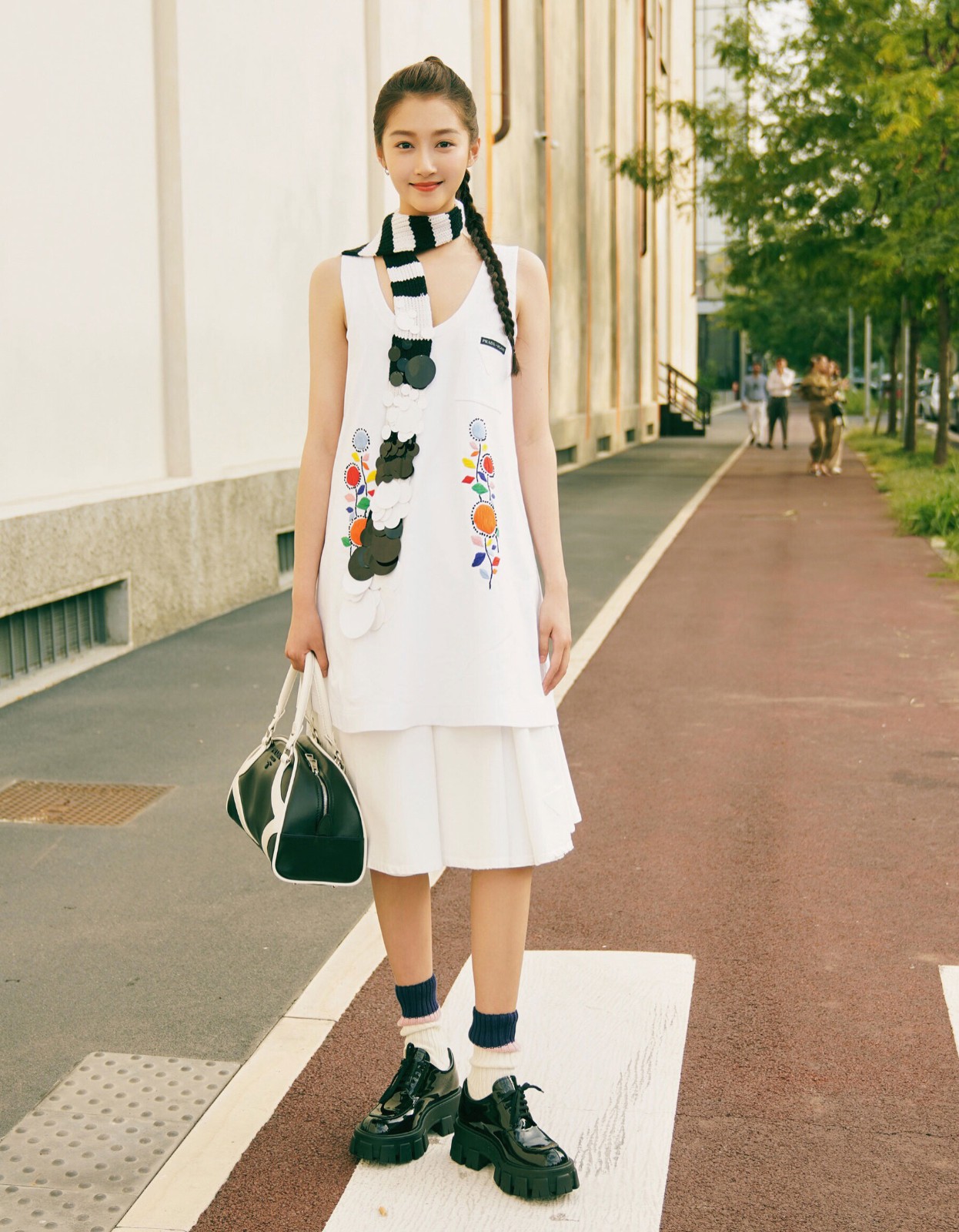 关晓彤现身时装周,关晓彤双马尾麻花辫翻车造型