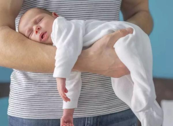 新生儿怎么抱才不会呛到,新生儿怎样抱会伤脊椎